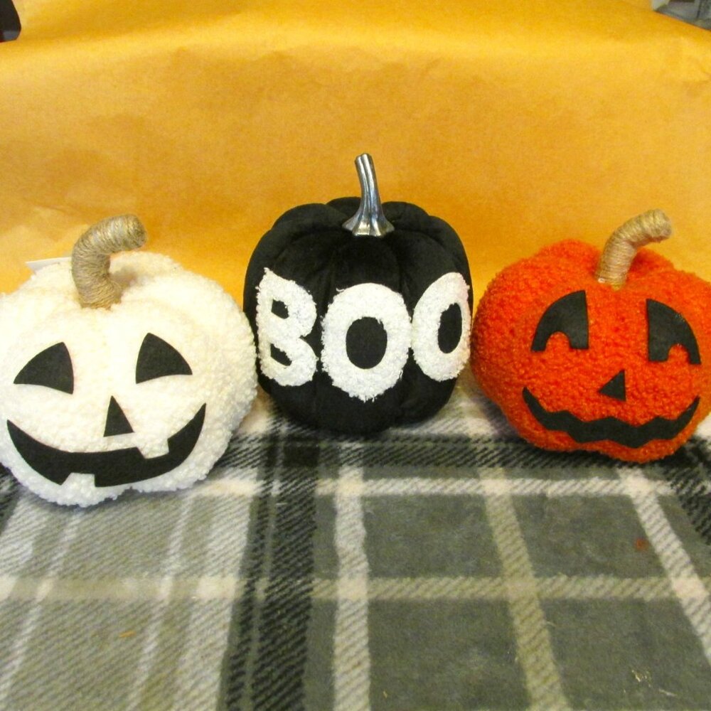 H279-NWT 3 novelty Décor 4-5" pumpkins-orange white black